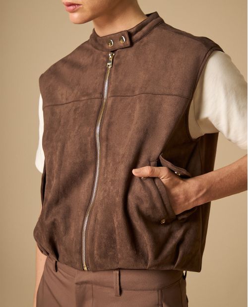 Chaleco con cremallera y cuello alto para mujer