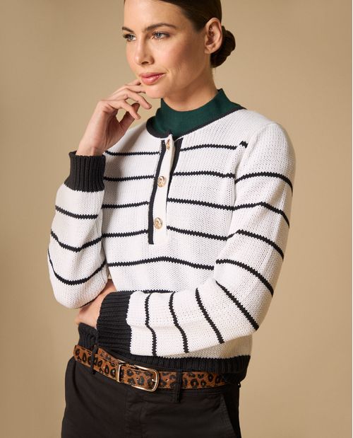 Suéter tejido con rayas horizontales y abertura frontal con botones