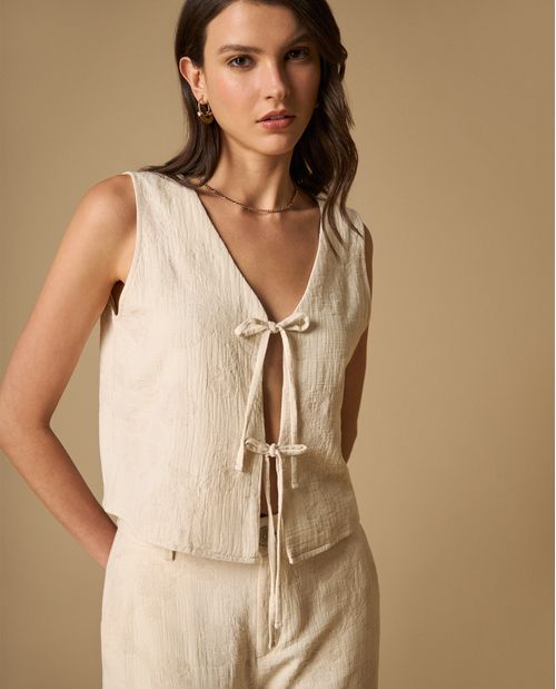 Camisa sin mangas tono arena para mujer