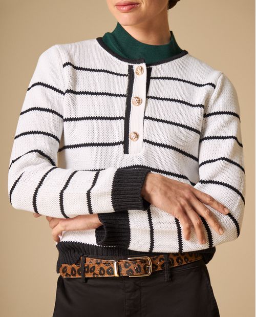 Suéter tejido con rayas horizontales y abertura frontal con botones
