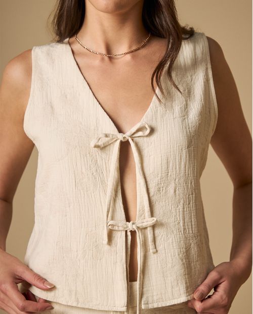 Camisa sin mangas tono arena para mujer