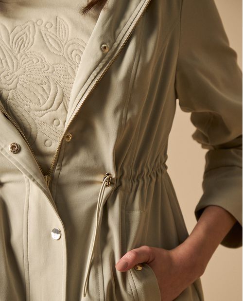 Chaqueta con capucha y cordones ajustables para mujer