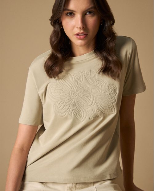Camiseta manga corta con bordado floral en relieve para mujer