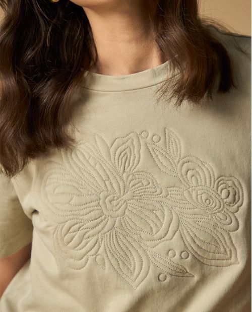 Camiseta manga corta con bordado floral en relieve para mujer