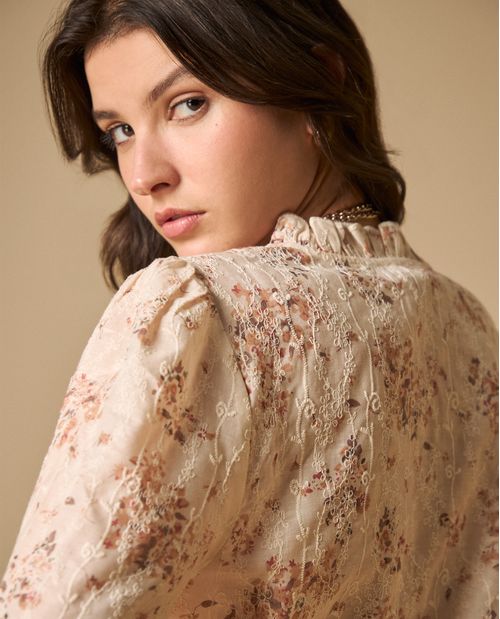 Camisa con bordados artesanales y detalles de encaje