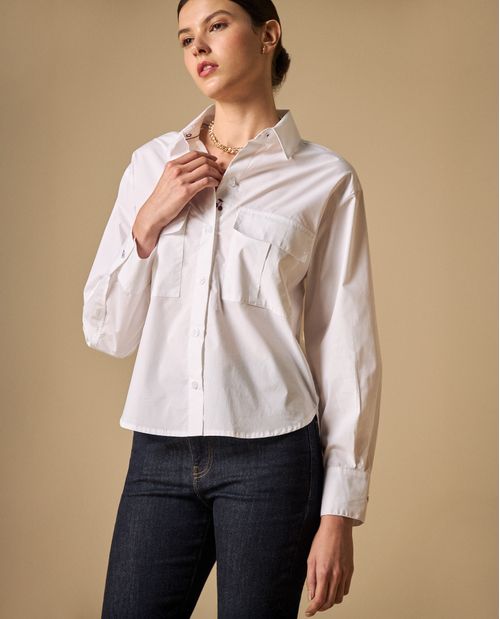 Camisa clásica con bolsillos frontales para mujer