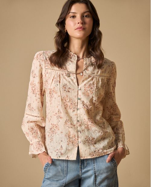 Camisa con bordados artesanales y detalles de encaje
