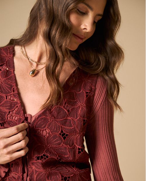 Camisa con encaje floral y mangas acanaladas para mujer