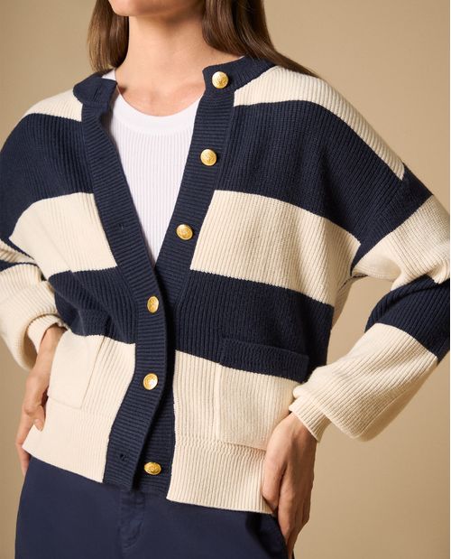 Cardigan tejido con botones dorados para mujer