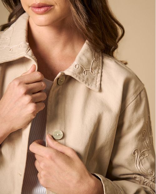 Chaqueta con bordados ornamentales en mangas para mujer