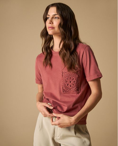 Camiseta manga corta con bolsillo de encaje para mujer