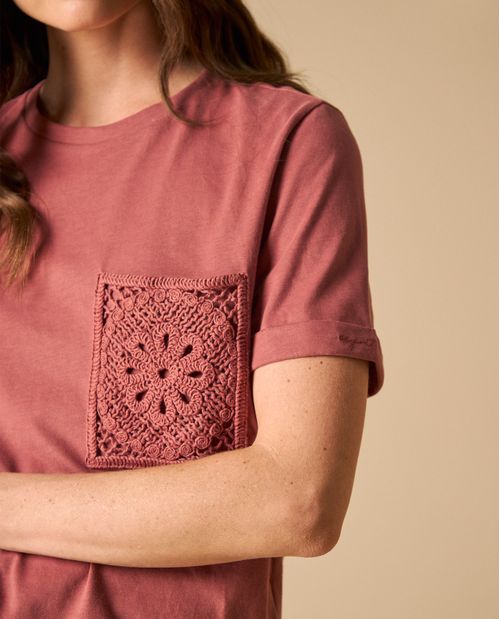 Camiseta manga corta con bolsillo de encaje para mujer