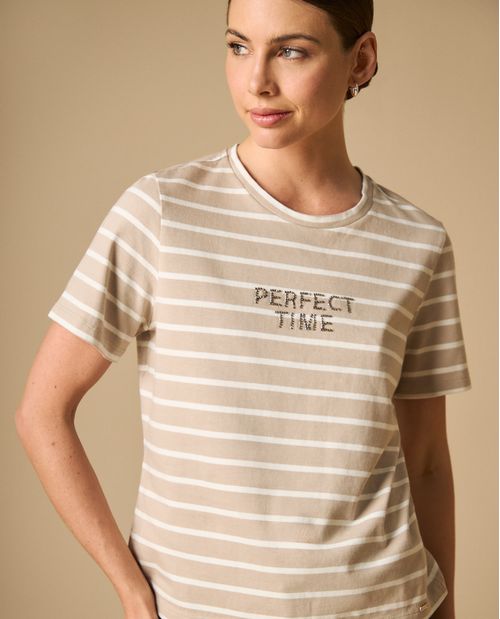Camiseta manga corta con rayas y mensaje bordado para mujer