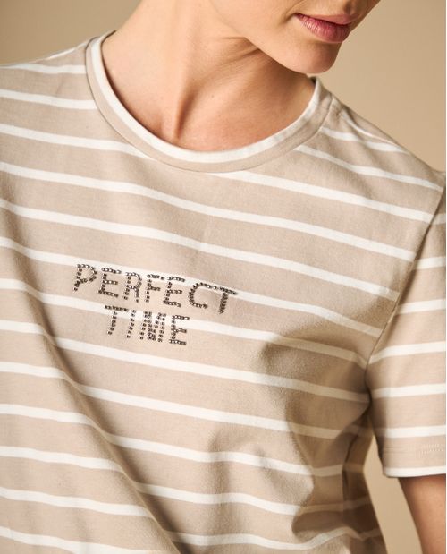 Camiseta manga corta con rayas y mensaje bordado para mujer