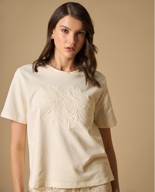 Camiseta manga corta con bordado floral en relieve para mujer