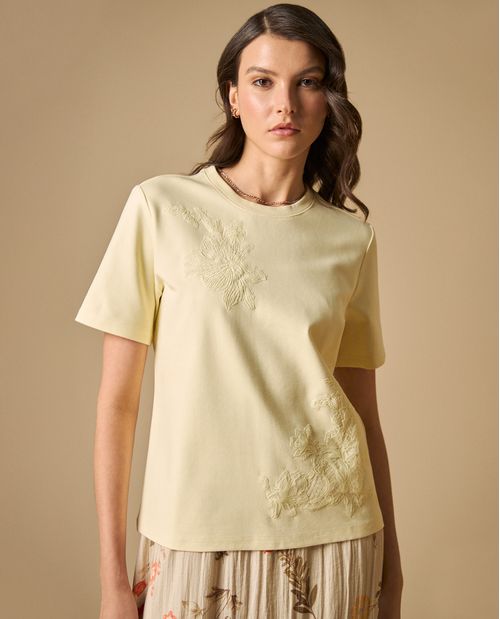 Camiseta manga corta con bordados florales para mujer