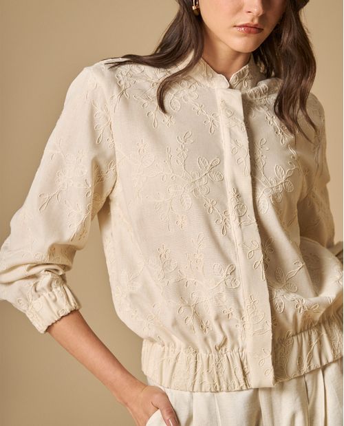 Chaqueta con bordados florales y cuello alto para mujer