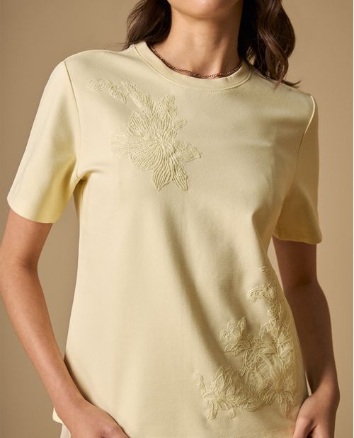 Camiseta manga corta con bordados florales para mujer