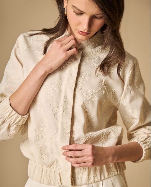 Chaqueta con bordados florales y cuello alto para mujer
