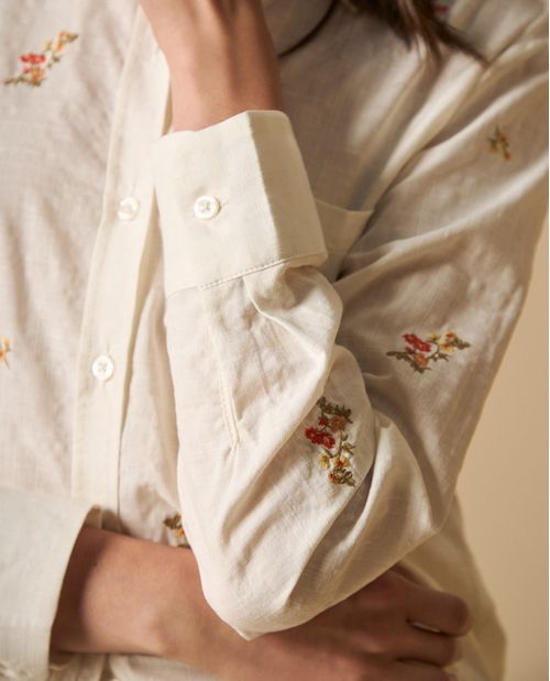 Camisa clásica con bordados florales para mujer