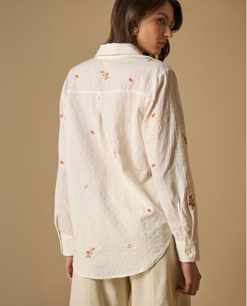 Camisa clásica con bordados florales para mujer