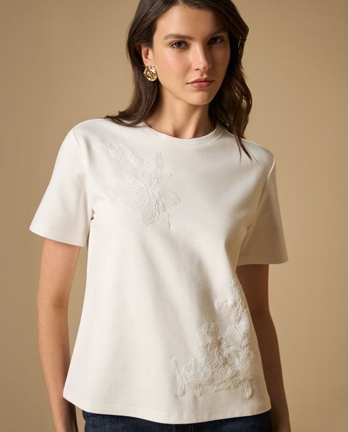 Camiseta manga corta con bordados florales para mujer