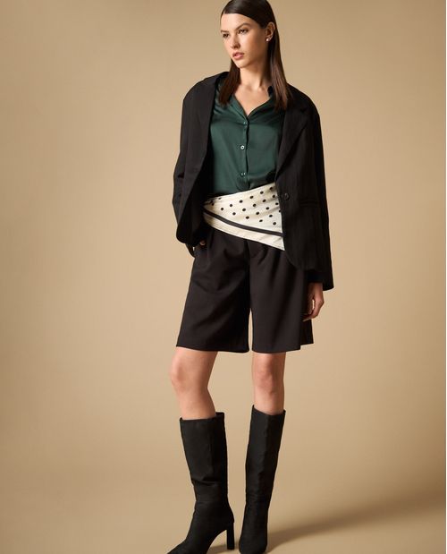 Shorts bermuda con cinturón y pliegues frontales para mujer