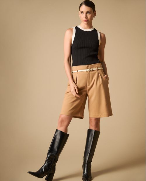 Shorts bermuda con cinturón y pliegues frontales para mujer