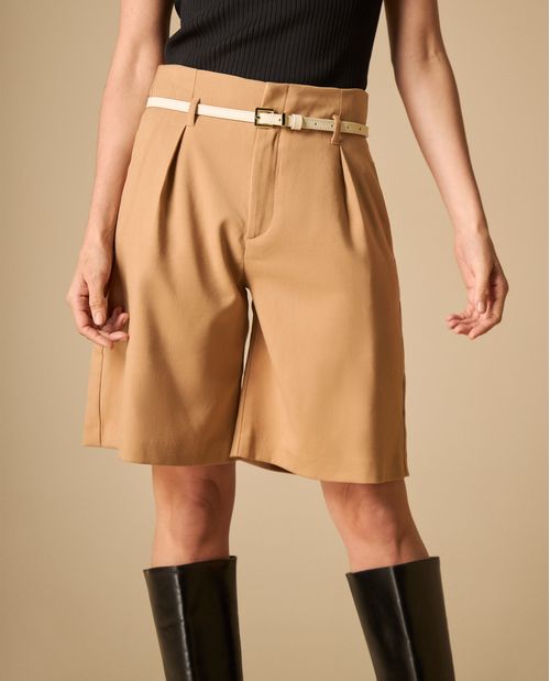 Shorts bermuda con cinturón y pliegues frontales para mujer