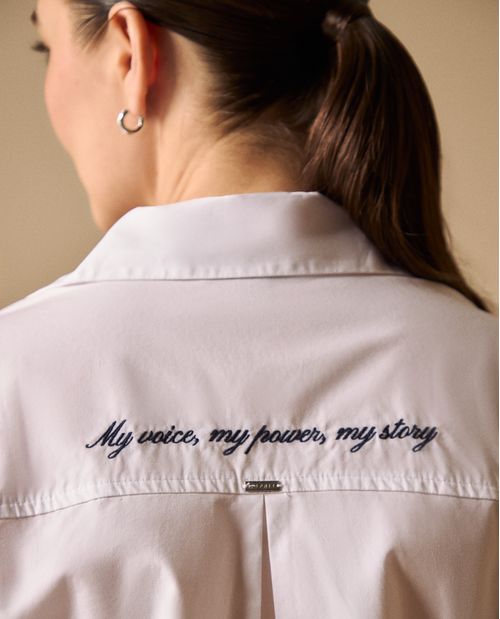 Camisa clásica manga larga con bordado tipográfico para mujer