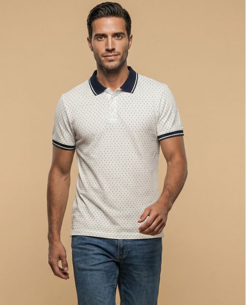 Polo manga corta con detalles náuticos contrastantes