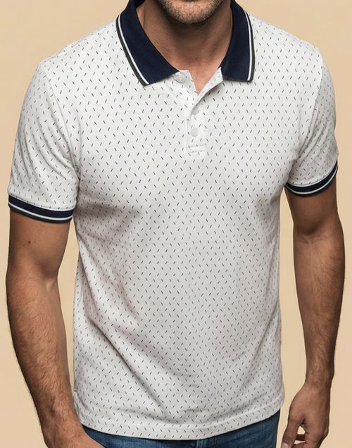 Polo manga corta con detalles náuticos contrastantes