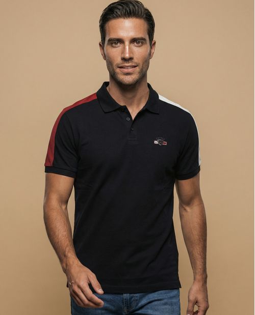 Polo deportivo con franjas contrastantes en hombros