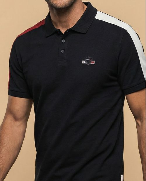 Polo deportivo con franjas contrastantes en hombros