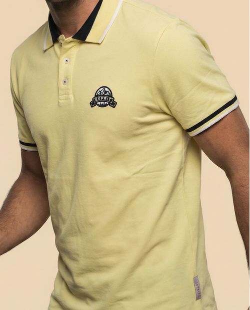 Polo manga corta con ribetes contrastantes para hombre