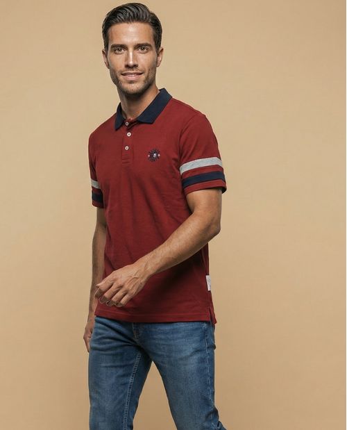 Polo manga corta con detalles contrastantes