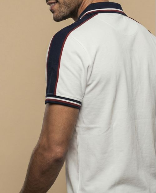 Polo deportivo con detalles contrastantes para hombre