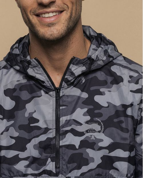 Chaqueta cortavientos tipo anorak con capucha y medio cierre para hombre