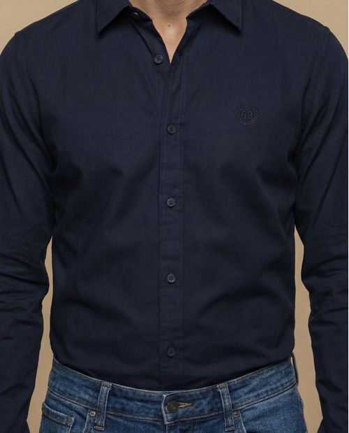 Camisa slim fit manga larga con bordado de laurel para hombre