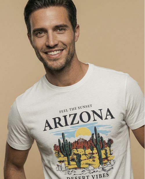 Camiseta manga corta con estampado gráfico desértico para hombre