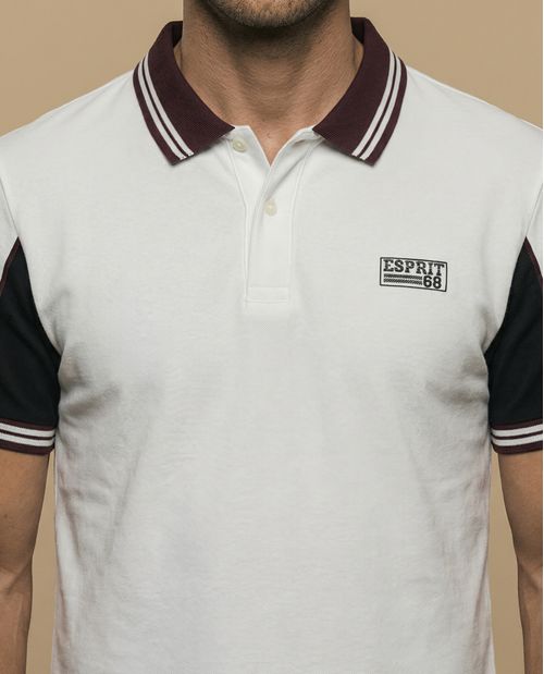 Polo manga corta con cuello acanalado a rayas y paneles contrastantes para hombre