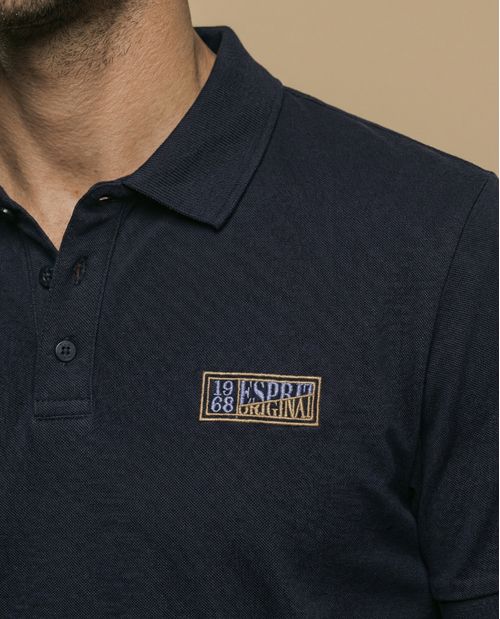 Polo manga corta con cuello camisero y parche bordado para hombre