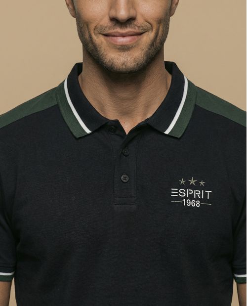 Polo manga corta con paneles a contraste y ribetes a rayas para hombre