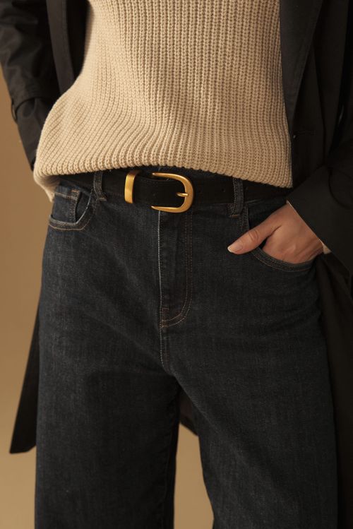 Cinturón negro con hebilla ovalada dorada