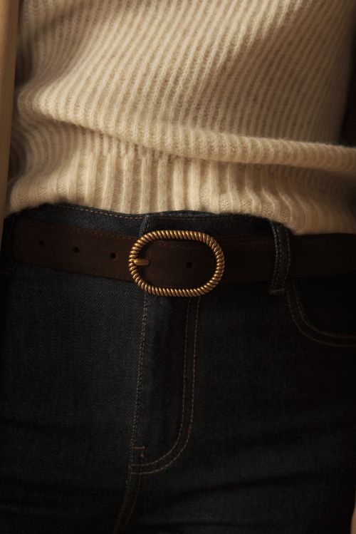 Cinturón de ante con hebilla ovalada decorativa