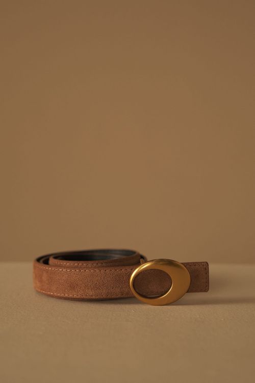 Cinturón fino de ante con hebilla ovalada dorada