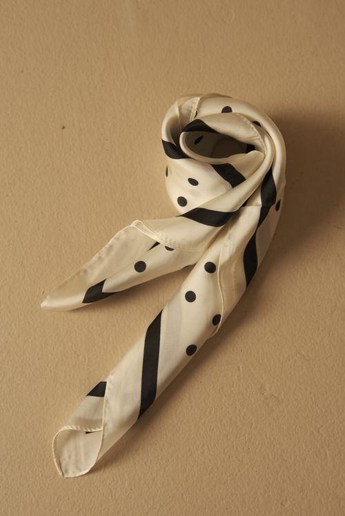 Pañuelo cuadrado de cuello con estampado de lunares y líneas