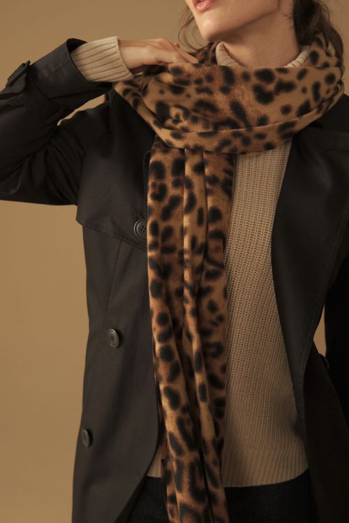 Bufanda con estampado animal print de leopardo y flecos en los extremos