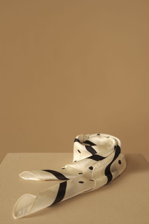 Pañuelo cuadrado de cuello con estampado de lunares y líneas