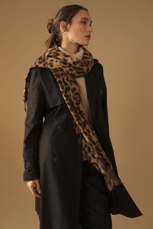 Bufanda con estampado animal print de leopardo y flecos en los extremos